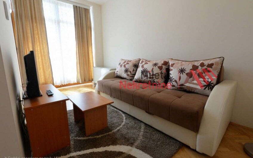 NA PRODAJU – OPREMLJEN JEDNOSOBAN APARTMAN U STROGOM CENTRU VRNJAČKE BANJE – 37m² | 81.400 EUR