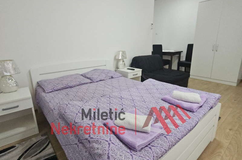 NA PRODAJU GARSONJERA U STROGOM CENTRU VRNJAČKE BANJE Na prodaju komforna garsonjera površine 28 m², smeštena na trećem spratu stambene zgrade, u samom srcu Vrnjačka Banja. Lokacija koja garantuje maksimalnu traženost za turističko izdavanje.