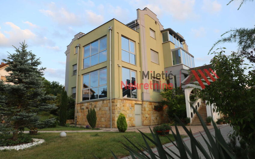 EKSKLUZIVNA VILA SA SPA CENTROM I BAZENOM – VRNJAČKA BANJA Privatni resort. Potpuna tišina. Investicija koja ostavlja bez daha. Na prodaju jedinstvena luksuzna vila u Vrnjačka Banja, osmišljena kao privatni spa-resort, ali jednako savršena za porodičnu rezidenciju, boutique hotel ili ekskluzivni wellness kompleks. Ukupna izgrađena površina: preko 1.200 m² Plac: oko 6.600 m² Glavna kuća: 920 m² Pomoćna kuća: 280 m² + portirnica