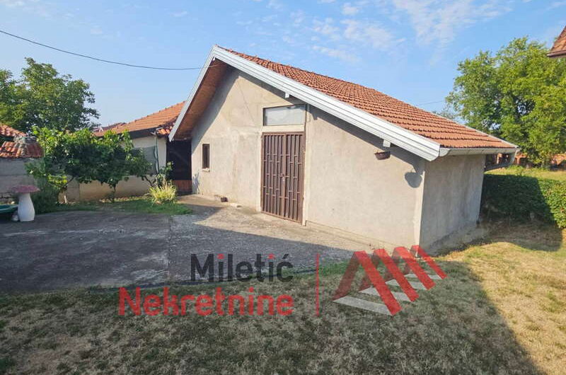 NA PRODAJU – PLAC SA OBJEKTIMA, IDEALNO ZA INVESTITORE I NOVU GRADNJU Na prodaju plac sa postojećim objektima, namenjen investitorima i kupcima koji planiraju novu gradnju, smešten na atraktivnoj i perspektivnoj lokaciji u Vrnjačka Banja. Nekretnina predstavlja odličnu investicionu priliku, s obzirom na površinu placa i postojeću infrastrukturu.