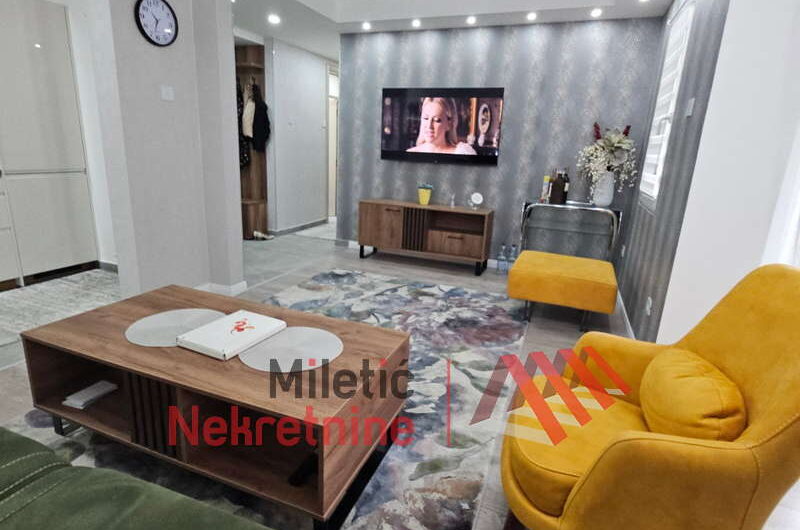 NA PRODAJU – KOMFORAN DVOSOBAN STAN KOD IZVORA JEZERA, VRNJAČKA BANJA U ponudi je izuzetno atraktivan dvosoban stan na jednoj od najtraženijih lokacija u Vrnjačka Banja – kod Izvor Jezera, u neposrednoj blizini hotela Vrnjačke Terme i Panoramski točak.