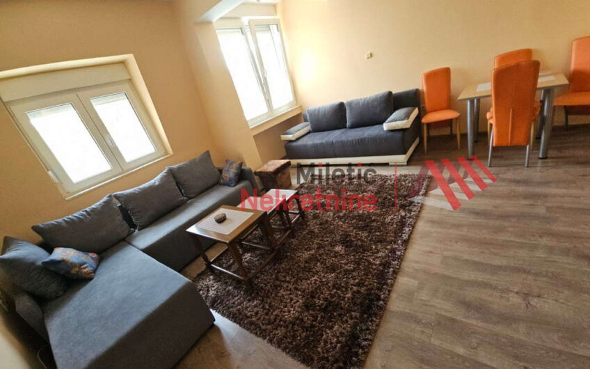 Na prodaju garsonjera od 32 m² u Vrnjačkoj Banji. Kompletno nameštena, bez ulaganja i odmah useljiva. Idealna za život, odmor ili turističko izdavanje.